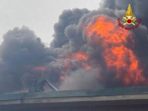 Milano, maxincendio in fabbrica: sei feriti