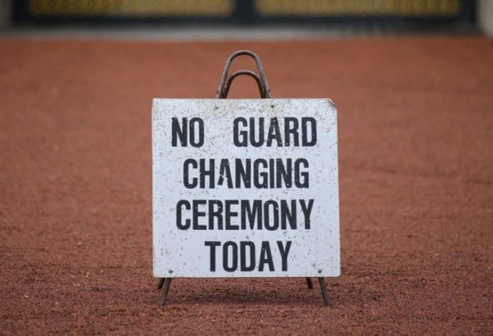 Regno Unito, stop a cambio guardia a Buckingham Palace Regno Unito, stop a cambio guardia a Buckingham Palace