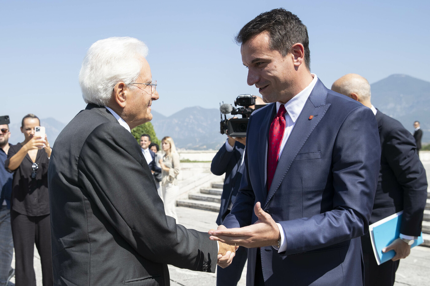 Ucraina, Mattarella: “Pressing sanzioni su Russia”