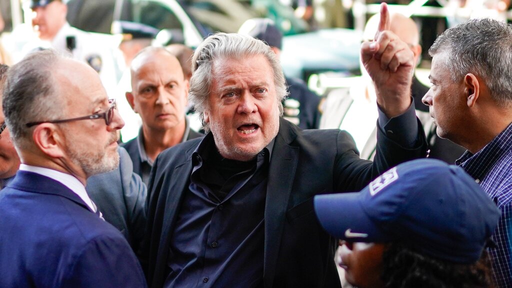 Usa, Steve Bannon si consegna alla Procura di New York
