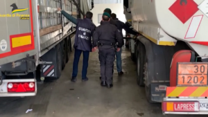 Catania: frode da 28,5 milioni su accise carburanti, nove indagati