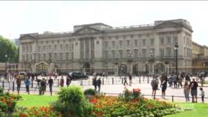 Regno Unito, folla in attesa davanti a Buckingham Palace