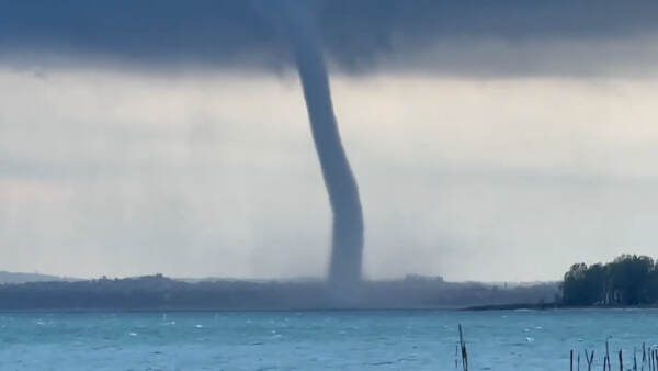 Maltempo, tromba d’aria sul Garda e frane al Centro-Nord