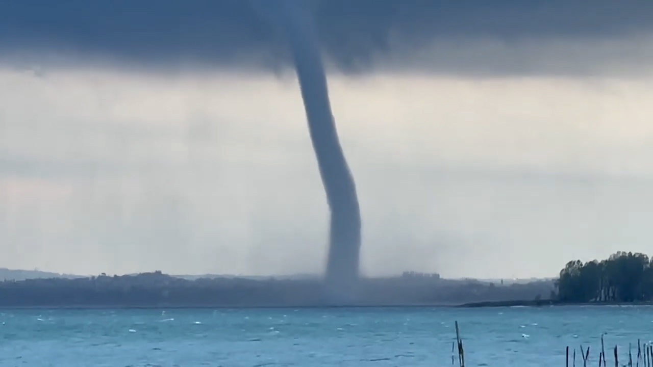 Maltempo, tromba d’aria sul Garda e frane al Centro-Nord Maltempo, tromba d’aria sul Garda e frane al Centro-Nord