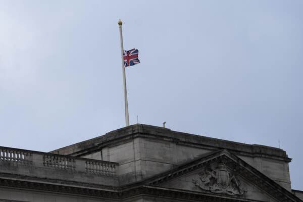 La regina Elisabetta II è morta, a Buckingham Palace la folla in lacrime