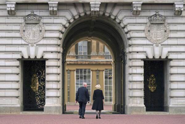 Addio a Elisabetta II, Carlo a Buckingham palace: la folla lo acclama