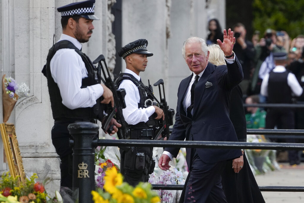 Regina Elisabetta: Carlo a Londra, la folla lo acclama Regina Elisabetta: Carlo a Londra, la folla lo acclama