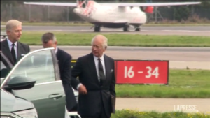 Regina Elisabetta: Re Carlo III all’aeroporto di Aberdeen prima di rientrare a Londra