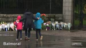 Regina Elisabetta: popolo britannico in lutto, migliaia di fiori fuori da Balmoral e Buckingham Palace