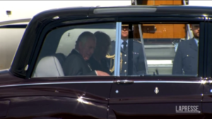 Regina Elisabetta, re Carlo e Camilla arrivano a Londra