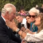 Buckingham Palace, donna bacia Carlo: “Mi sembrava triste”