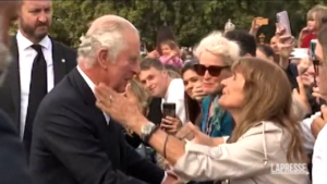 Buckingham Palace, donna bacia Carlo: “Mi sembrava triste”