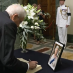 Regina Elisabetta: Mattarella firma il libro delle condoglianze