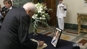 Regina Elisabetta: Mattarella firma il libro delle condoglianze