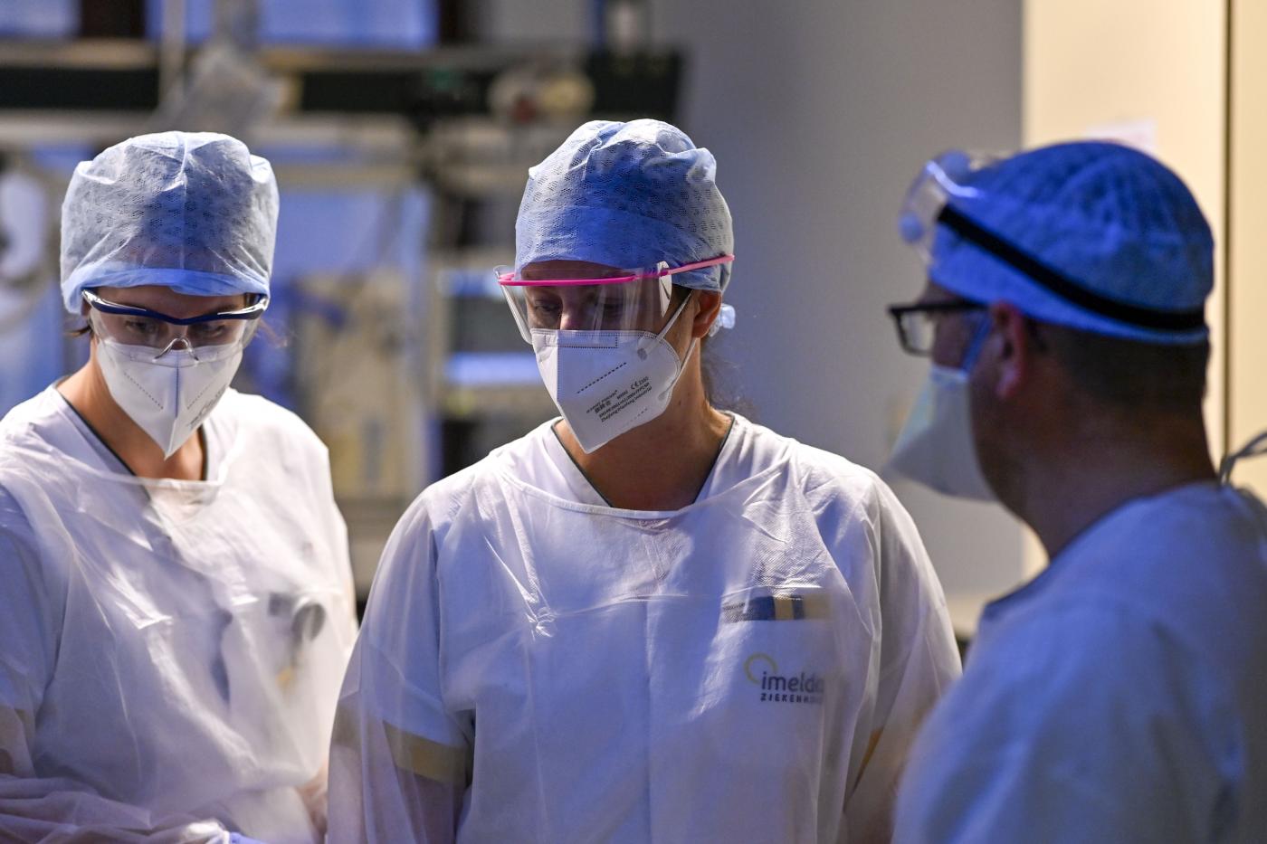 Covid, 15.566 i nuovi casi: in netto calo i decessi Covid, 15.566 i nuovi casi: in netto calo i decessi