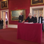 Carlo III è Re, Camilla e William firmano la Proclamazione
