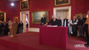 Carlo III è Re, Camilla e William firmano la Proclamazione
