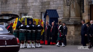Regina Elisabetta, il feretro al Palazzo di Holyroodhouse
