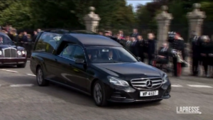 Regina Elisabetta, in migliaia per le strade di Aberdeen