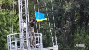 Ucraina, le forze di Kiev espongono la bandiera nazionale nelle zone riconquistate