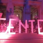 Scuola, flash mob degli studenti al Ministero dell’Istruzione: “Chiediamo 100, ci danno zero”