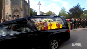 Regina Elisabetta, il corteo funebre passa davanti alla chiesa di Ballater