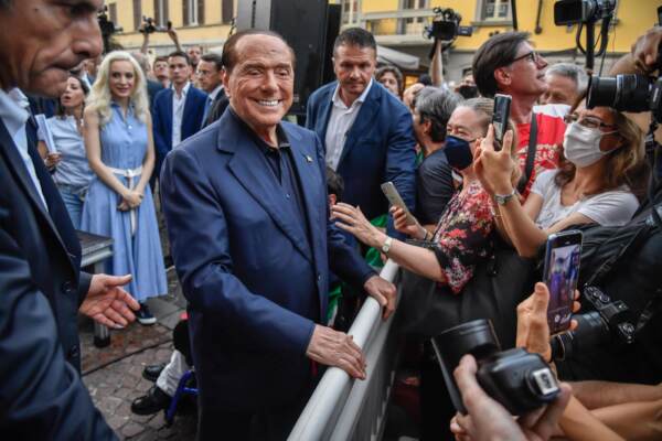 Elezioni, Berlusconi: “Ai giovani almeno 1.000 euro al mese di stipendio”