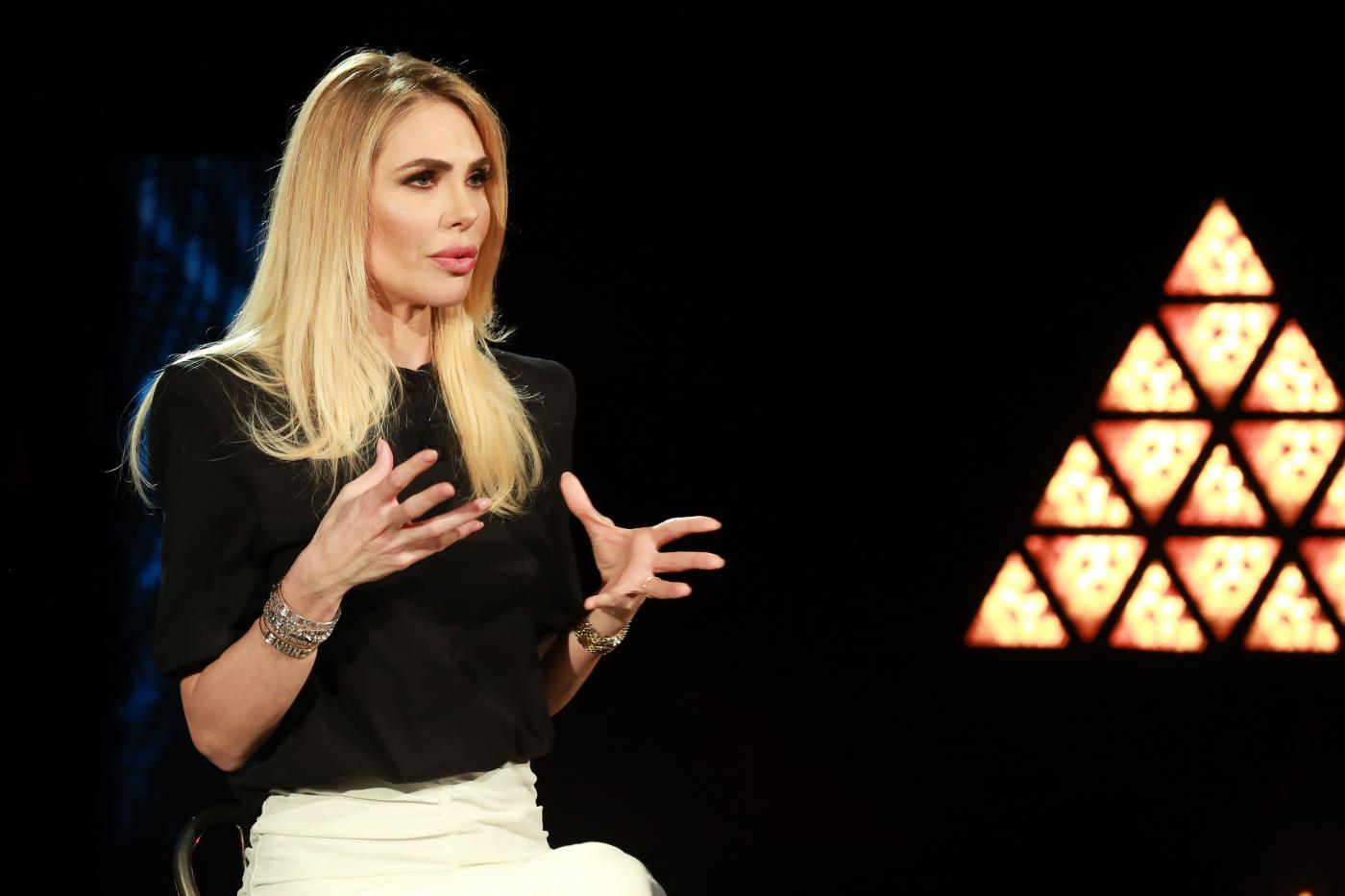 The Couple chiude in anticipo dopo 4 puntate, ascolti flop per Ilary Blasi The Couple chiude in anticipo dopo 4 puntate, ascolti flop per Ilary Blasi