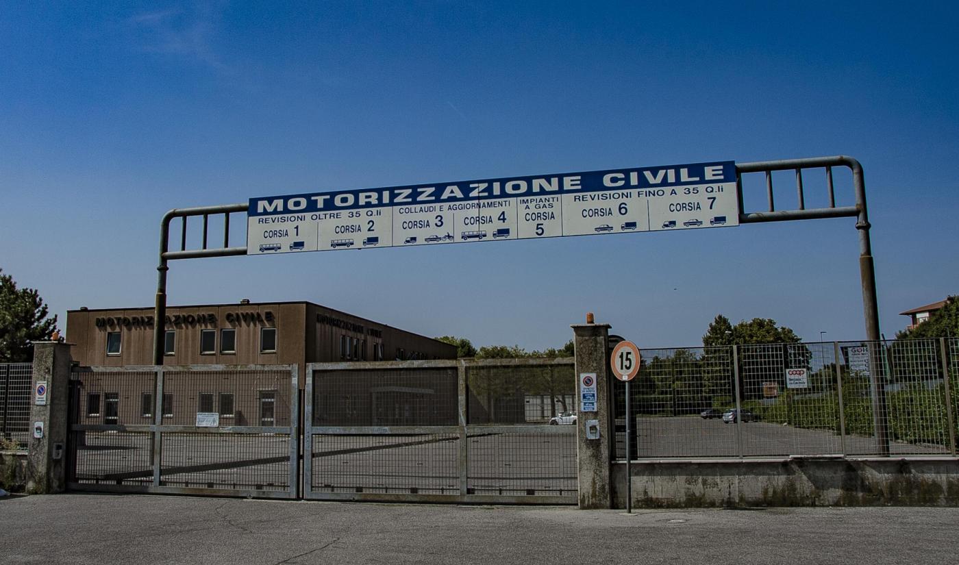 Ancona: microcamera nel polsino a esame patente, denunciato
