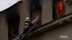 Ucraina: ancora missili russi su Kharkiv, i vigili del fuoco lottano contro gli incendi