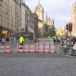Edimburgo, i sudditi si preparano ad accogliere il feretro della Regina