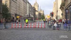 Edimburgo, i sudditi si preparano ad accogliere il feretro della Regina