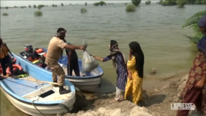 Pakistan army distributes aid to flood-affected population