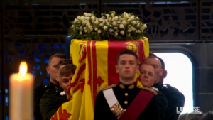 Queen Elizabeth: ceremony at St. Giles, Scottish wreath on coffin and singing in Gaelic