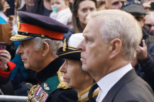 Regina Elisabetta, urla contro principe Andrea durante corteo funebre: arrestato