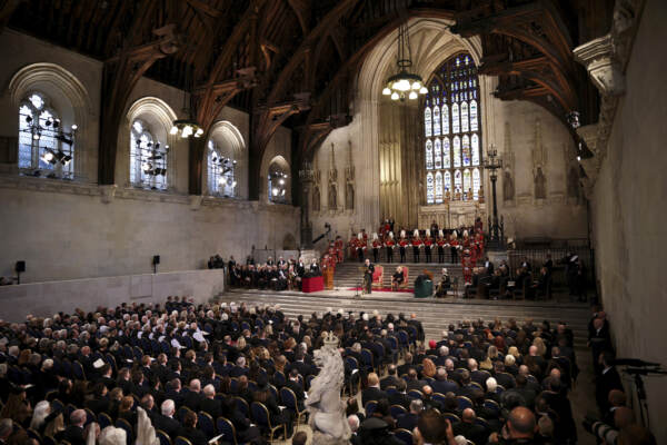 Re Carlo a Westminster: “Parlamento strumento vivo della democrazia”