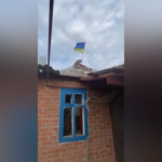 Bandiere ucraine issate sulle città liberate dall’occupazione russa