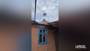 Bandiere ucraine issate sulle città liberate dall’occupazione russa