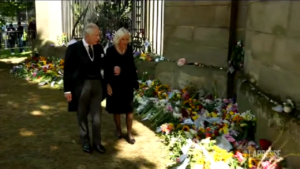 Regina Elisabetta, Carlo e Camilla ad Holyroodhouse: applausi e strette di mano