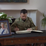 Kiev, Zelensky onora la Regina all’ambasciata Gb