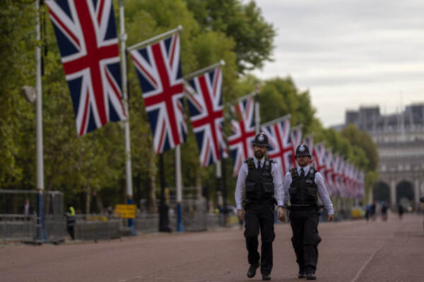 Morte Regina Elisabetta II: fiori e messaggi vicino a Buckingham Palace