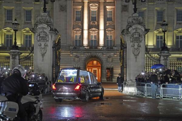 Regina Elisabetta, il feretro ritorna a Londra a Buckingham Palace