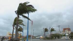 Giappone, il tifone Muifa si abbatte su Okinawa