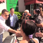 Di Maio al rione Sanità, il baciamano di una signora: “Grazie a te facciamo la spesa”