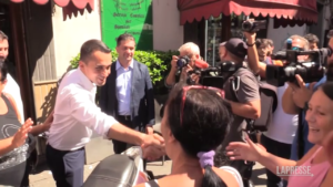 Di Maio in the Sanità neighborhood, a lady’s kissing: “Thanks to you we do the shopping.”