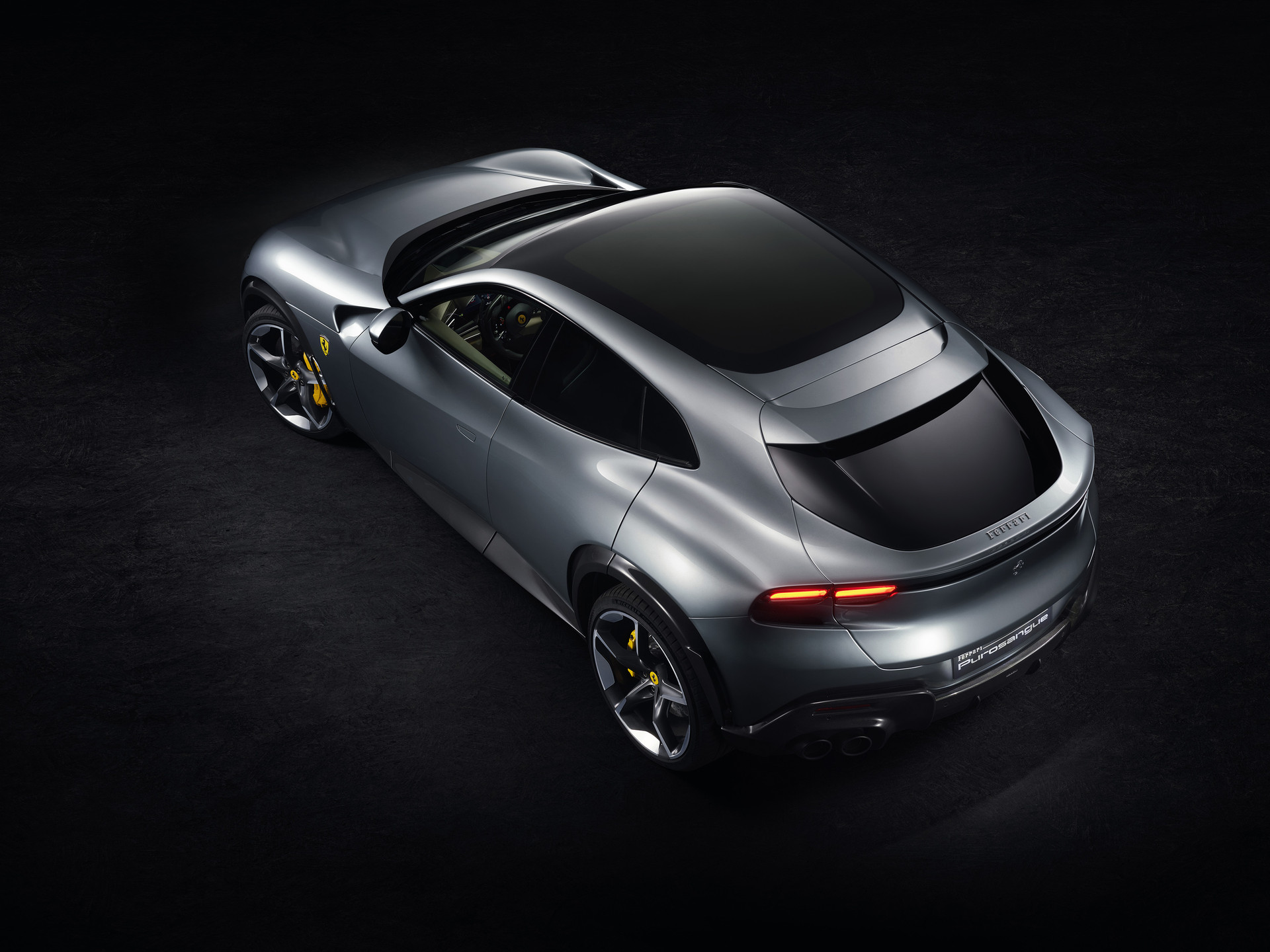 Ferrari, Maranello svela Purosangue: sportiva versatile 4 posti 4 sedili