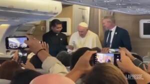 Papa Francesco in volo verso il Kazakistan saluta i giornalisti