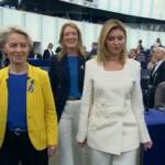 Ue, Olena Zelenska nell’aula della plenaria: von der Leyen vestita con i colori dell’Ucraina