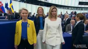 Ue, Olena Zelenska nell’aula della plenaria: von der Leyen vestita con i colori dell’Ucraina