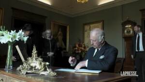 Irlanda del Nord: la penna difettosa fa arrabbiare Re Carlo III